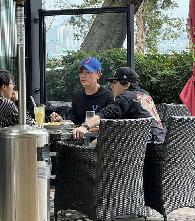 Hoắc Kiến Hoa ngồi cafe với bạn ngày 22/3. Ảnh: Weibo