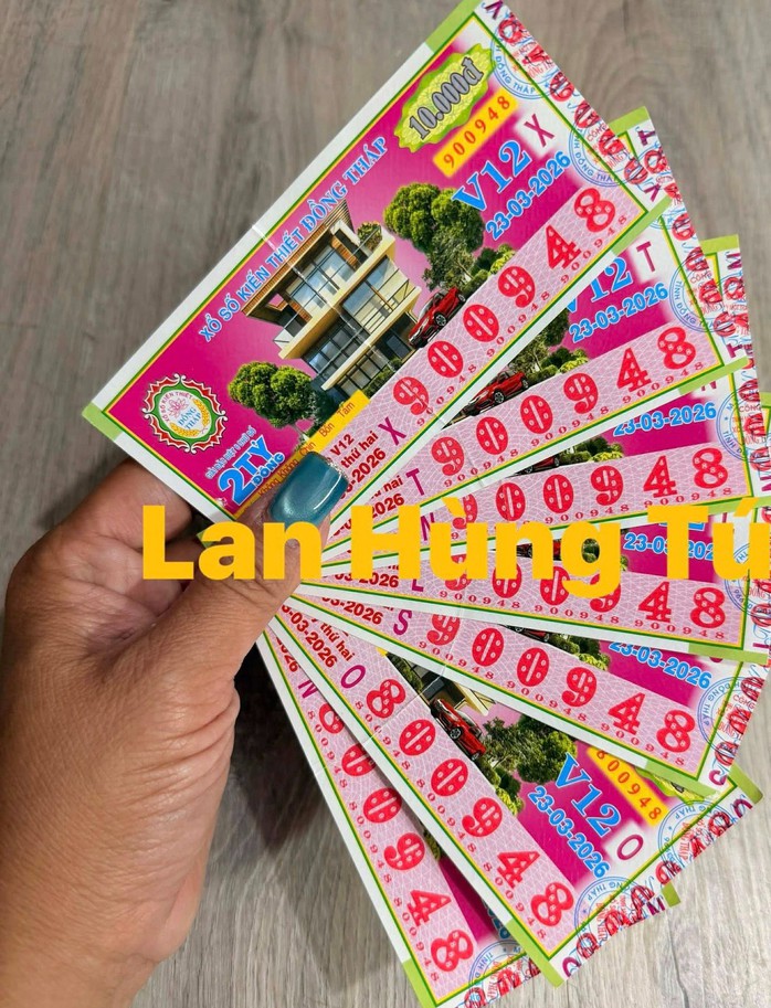 Đại lý vé số Lan Hùng Tú đổi thưởng cho nhiều khách hàng trong cùng một xóm trúng giải an ủi và giải độc đắc vé số Đồng Tháp. Ảnh: ĐLVS Lan Hùng Tú