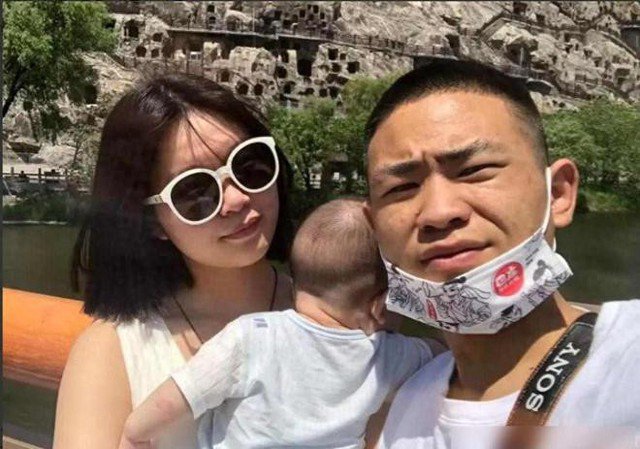 Anh Vương và vợ con. Ảnh: 163