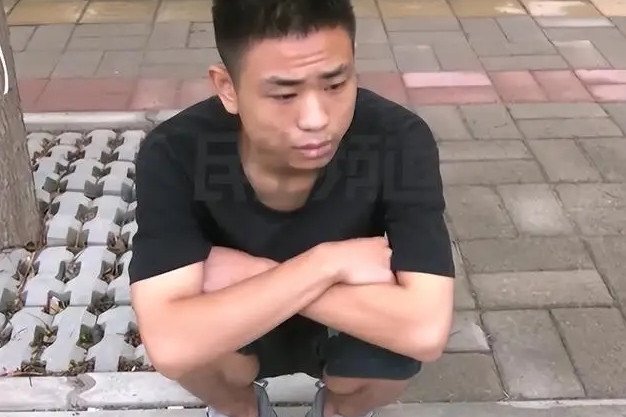 Anh Vương bị bỏ lại giữa đường sau khi trốn trong cốp xe theo dõi vợ ngoại tình. Ảnh: 163