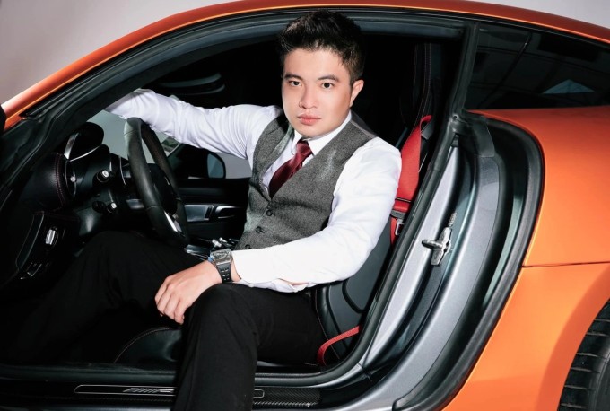 Mr Pips thường khoe cuộc sống giàu sang trên mạng xã hội để dụ dỗ nạn nhân. Ảnh: FBNV