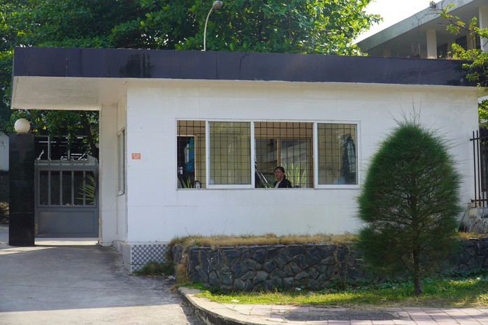 Chị Oanh ngồi ở phòng bảo vệ chiều ngày 23-3