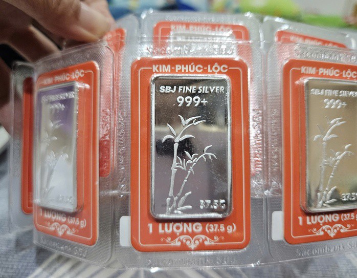 Giá bạc tăng trở lại từ mức thấp nhất của năm 2026