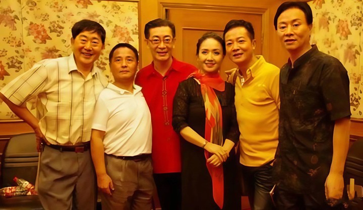 Lý Kiến Thành (ngoài cùng bên trái) trong lần hội ngộ dàn diễn viên "Tây du ký 1986".