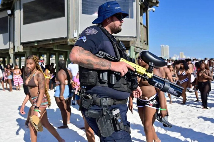 Sinh viên Mỹ biến bãi biển thành 'sàn tiệc thác loạn' trong kỳ nghỉ xuân - 2