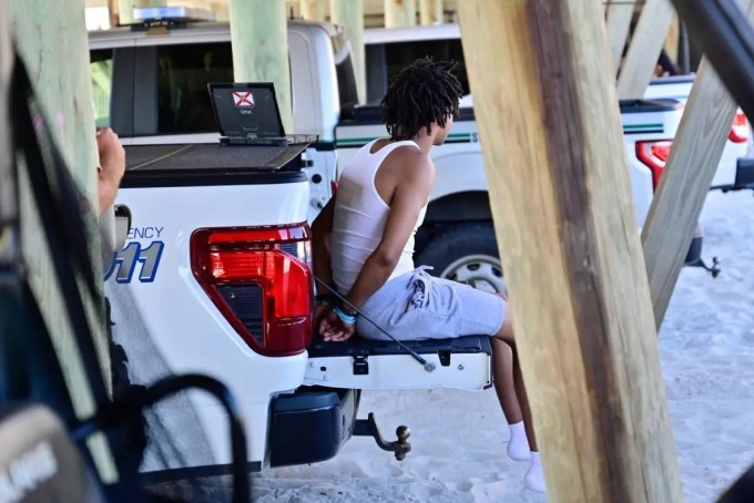 Sinh viên Mỹ biến bãi biển thành 'sàn tiệc thác loạn' trong kỳ nghỉ xuân - 6