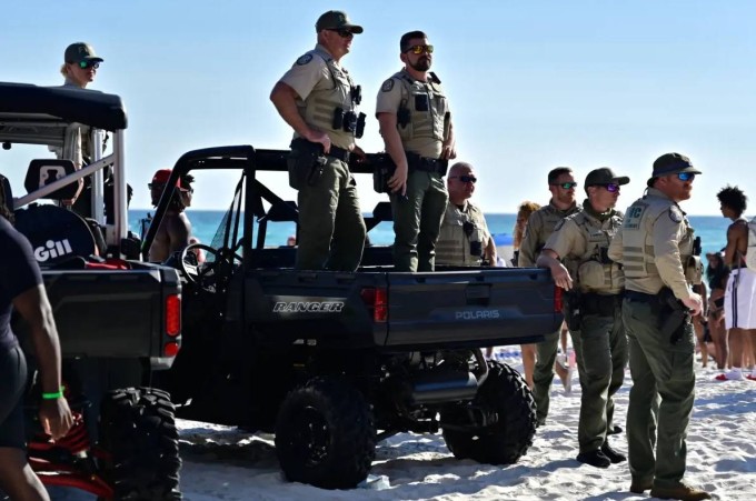 Sinh viên Mỹ biến bãi biển thành 'sàn tiệc thác loạn' trong kỳ nghỉ xuân - 7