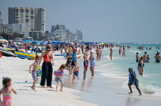 Sinh viên Mỹ biến bãi biển thành 'sàn tiệc thác loạn' trong kỳ nghỉ xuân - 8