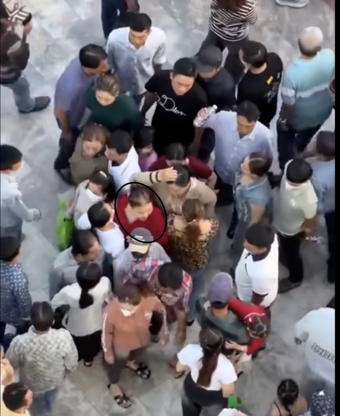 Nữ du khách (mặc áo đỏ) bị giật dây chuyền trong chớp mắt. Ảnh: MXH