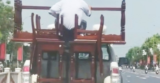 Công an TP Huế thông tin vụ "xe bán tải biển xanh chở người "đánh đu" phía sau thùng"