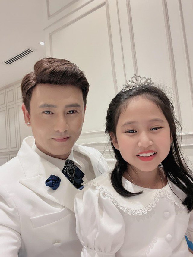 Ưng Đại Vệ và con gái nhỏ.