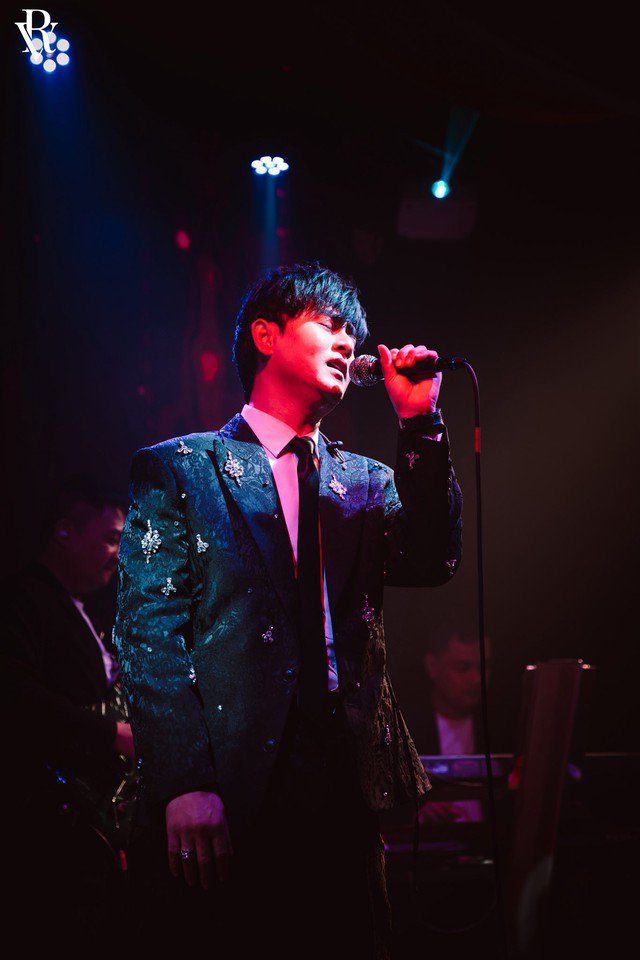 Ưng Đại Vệ khi ở trên sân khấu.