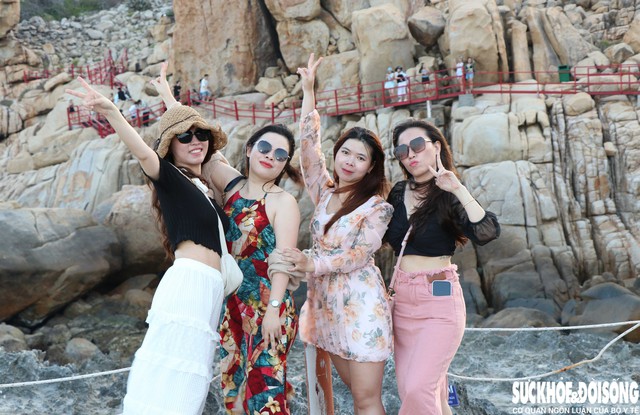 Ngoài việc chiêm ngưỡng cảnh sắc, du khách đến Hang Rái còn có thể trải nghiệm nhiều hoạt động thú vị như đi bộ khám phá địa hình đá ven biển, chụp ảnh nghệ thuật, hoặc đơn giản là ngồi lắng nghe tiếng sóng và tận hưởng sự bình yên hiếm có. Ảnh: Duy Ngọc.