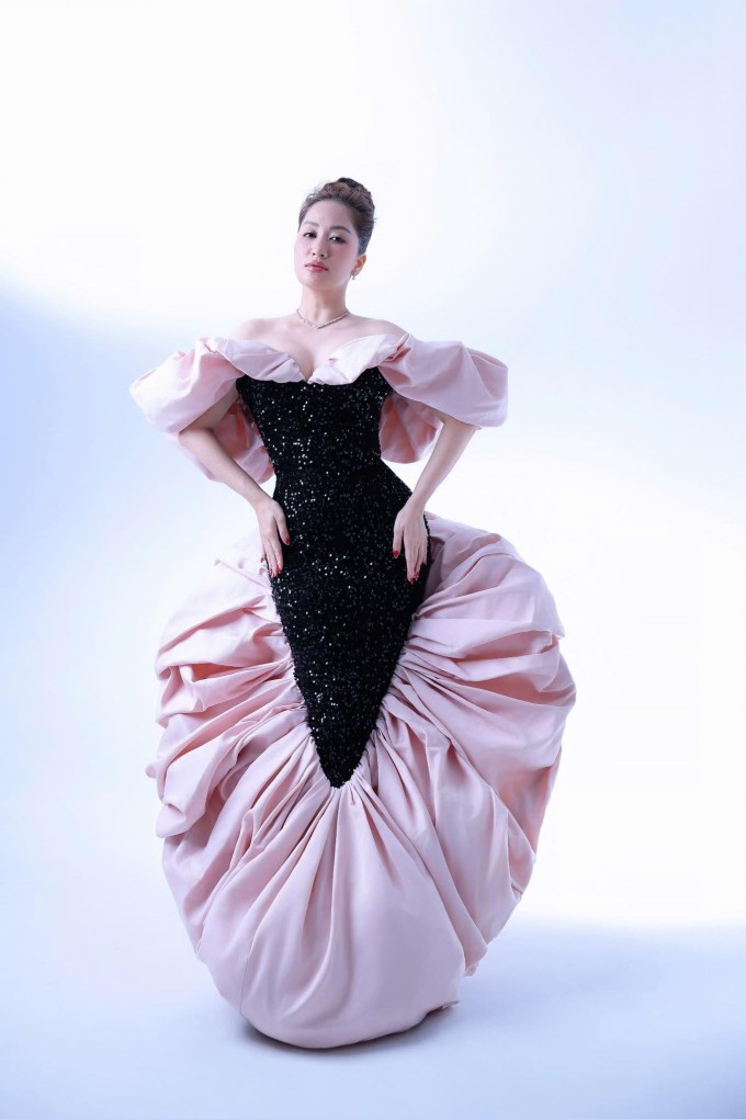 "Tuổi mới không cần rực rỡ, chỉ cần đủ bản lĩnh để đi tiếp và đủ giá trị để được tin tưởng", Khánh Thi tự nhủ.