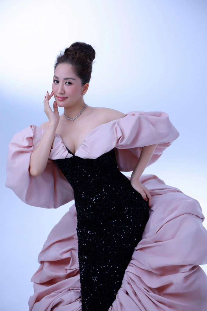 Về cuộc sống riêng, Khánh Thi thấy viên mãn bên ông xã Phan Hiển và ba con Kubi, Anna và Lisa. Đêm trước sinh nhật, Khánh Thi bận rộn chụp ảnh, ông xã Phan Hiển bất ngờ xuất hiện cùng một bó hoa hồng đỏ lúc 23h40, khiến cô bật khóc vì xúc động.