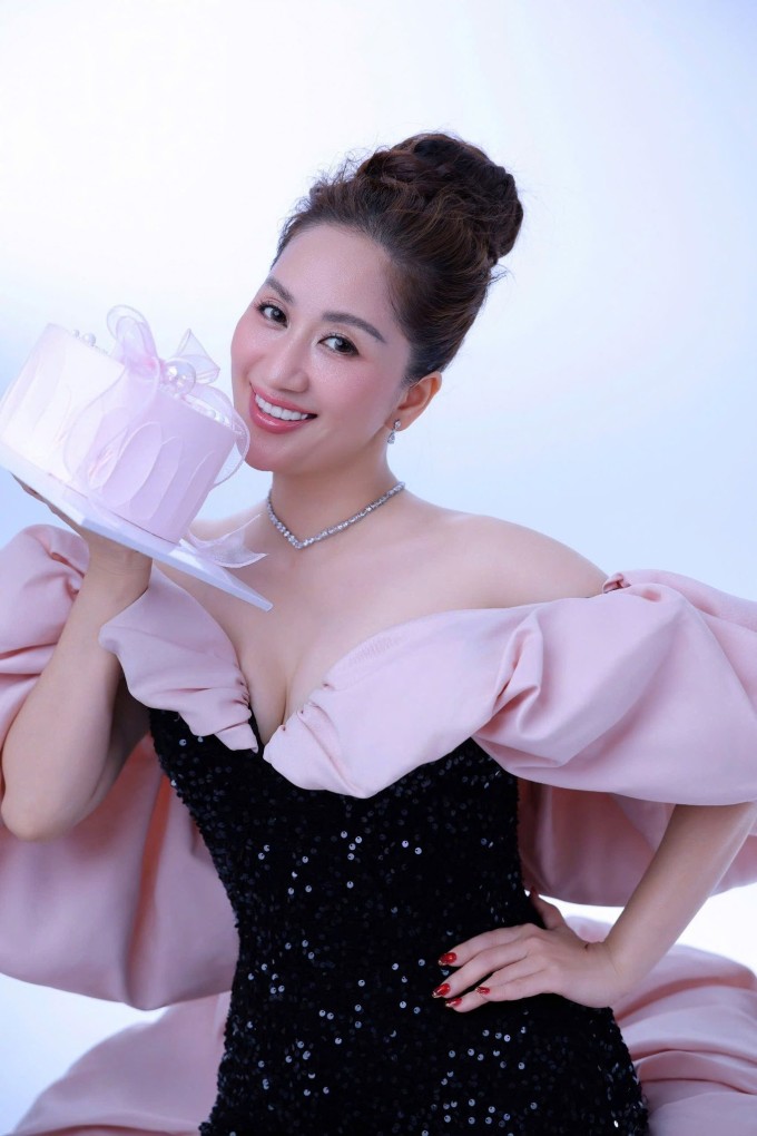 Khánh Thi khoe vẻ gợi cảm tuổi 44 - 8