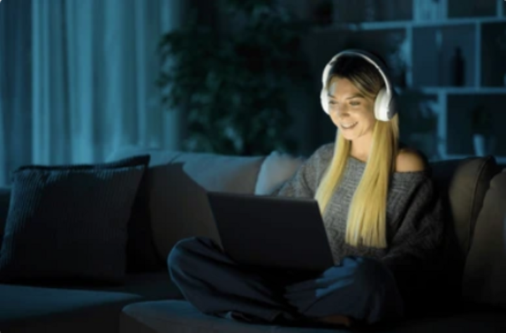 Ánh sáng xanh vào ban đêm ảnh hưởng đến giấc ngủ và tim mạch (Ảnh: Shutterstock)