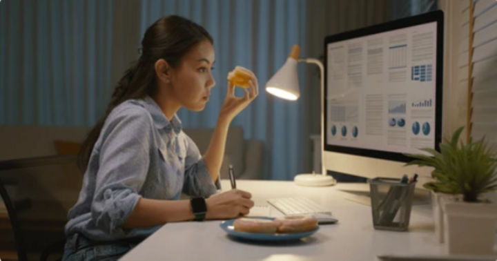 Ăn khuya có thể làm rối loạn chuyển hóa và tăng nguy cơ tim mạch (Ảnh: Shutterstock)