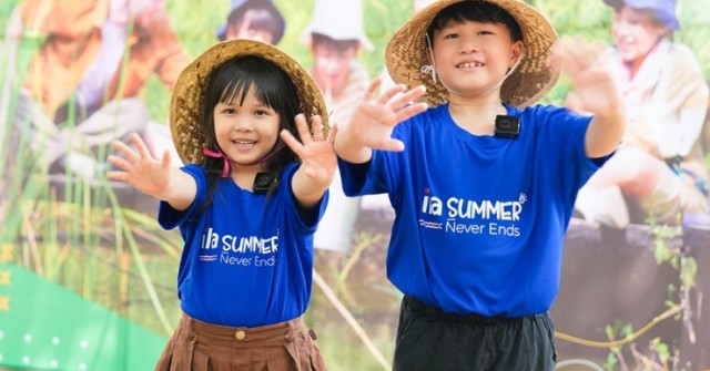 Giúp con theo kịp bạn, hay bắt kịp thế giới?