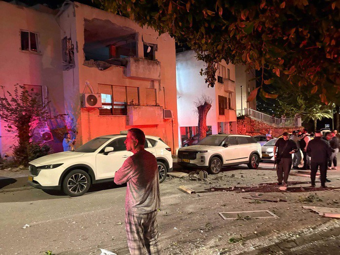 Iran tấn công tên lửa khắp Israel, nói "bất ngờ mới" còn ở phía trước - 1