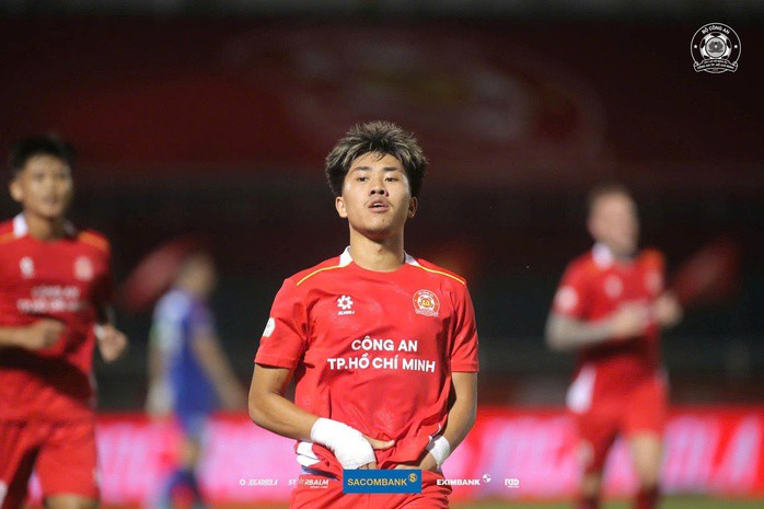 Khoa Ngô được kỳ vọng duy trì phong độ để góp mặt ở tuyển Việt Nam sau khi hoàn tất thủ tục pháp lý (Ảnh: CLB Công an TP HCM)