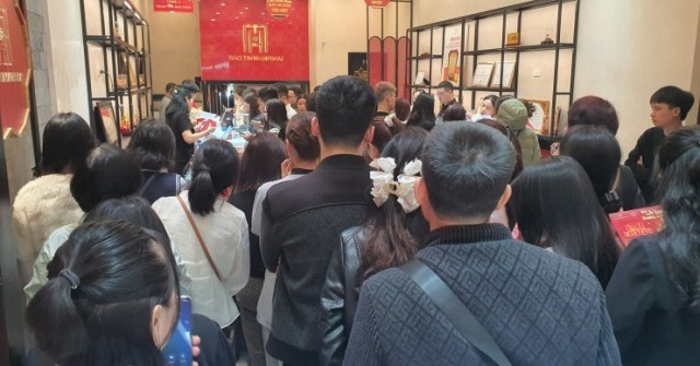 Xếp hàng mua vàng bạc vì "sợ bỏ lỡ", người mua chưa kịp nhận vàng đã lỗ nặng