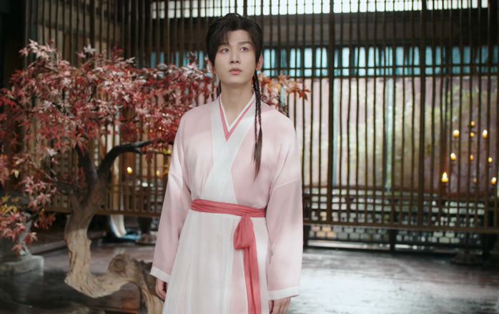 Vì mặc trang phục nhiều màu sắc nổi bật, trang điểm đậm, tạo hình như thiếu nữ