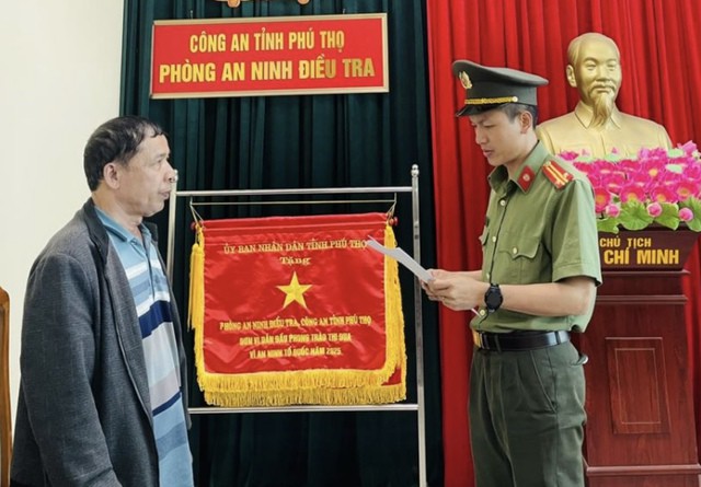 Cơ quan điều tra tống đạt quyết định khởi tố bị can. Ảnh: Công an tỉnh Phú Thọ