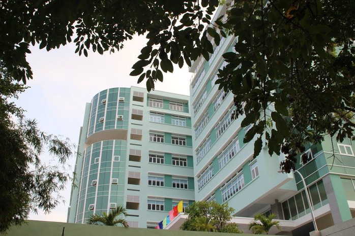 Tập thể giảng viên Trường CĐ Kinh tế - Công nghệ TPHCM chưa thể nhận lương và thưởng Tết. Ảnh: HIAST