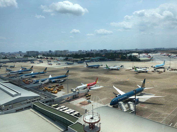 Giá xăng dầu neo cao đang tác động tới nhiều ngành kinh tế, trong đó có du lịch, hàng không