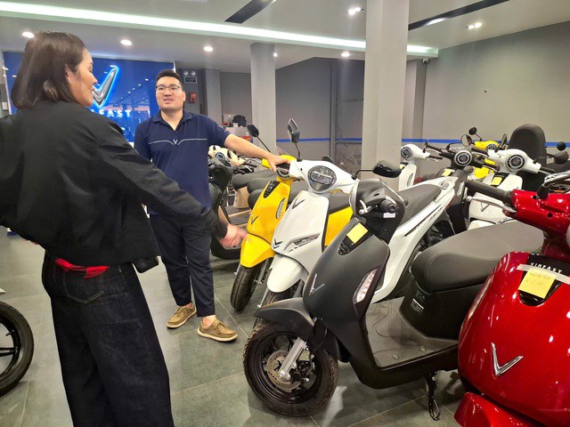 Nhân viên cửa hàng tư vấn cho khách. Ảnh: Quỳnh Mai.