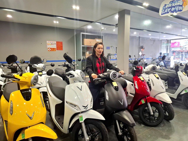 Khách hàng trải nghiệm thực tế tại cửa hàng. Ảnh: Quỳnh Mai.