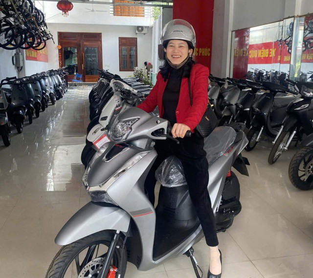 Bà Thu Xe vui mừng khi nhận chiếc xe điện mới. Ảnh: NVCC.