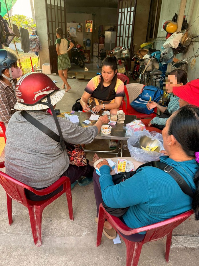 Đại lý vé số Lan Hùng Tú đến tận nhà đổi thưởng giải độc đắc cho khách hàng. Ảnh: ĐLVS Lan Hùng Tú