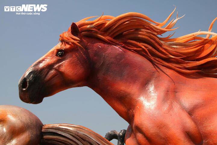 Phần đầu linh vật ngựa bị phá hoại được phục dựng đúng với mẫu gốc.