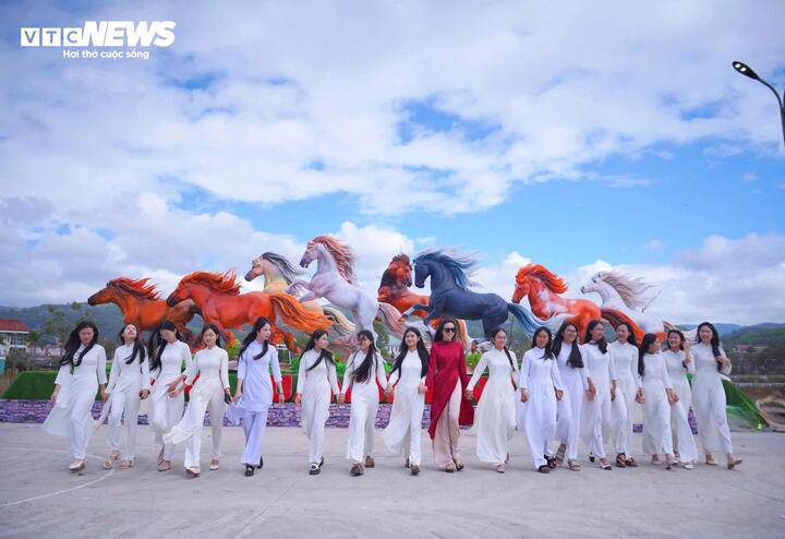 Dự kiến cụm linh vật ngựa sẽ được trưng bày phục vụ người dân, du khách tham quan đến hết ngày 30/4. (Ảnh: Trúc Dương)