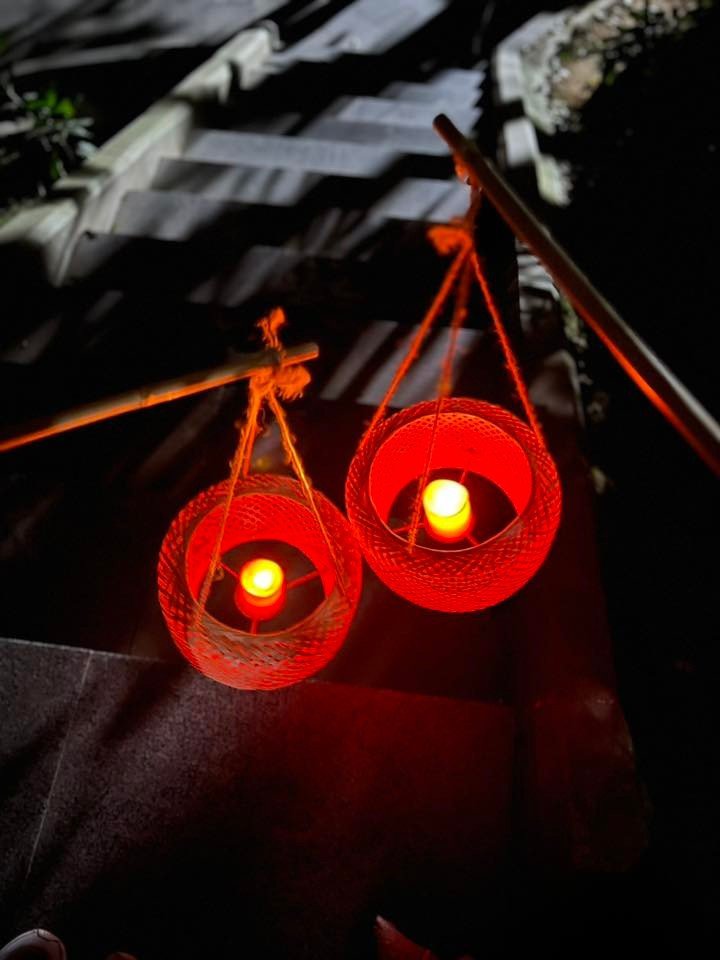 Những chiếc đèn lồng dẫn lối qua hàng trăm bậc đá