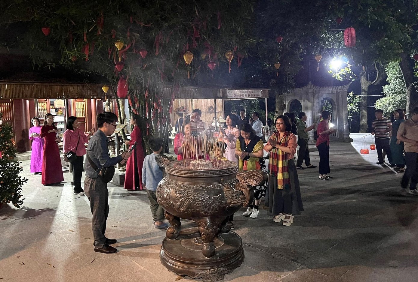 Trong không gian tĩnh lặng và linh thiêng, mỗi người có dịp lắng lại, hiểu hơn về lịch sử và truyền thống “uống nước nhớ nguồn” của dân tộc. Đây đang dần trở thành sản phẩm du lịch đặc sắc, để lại nhiều ấn tượng với du khách khi đến đất Tổ.