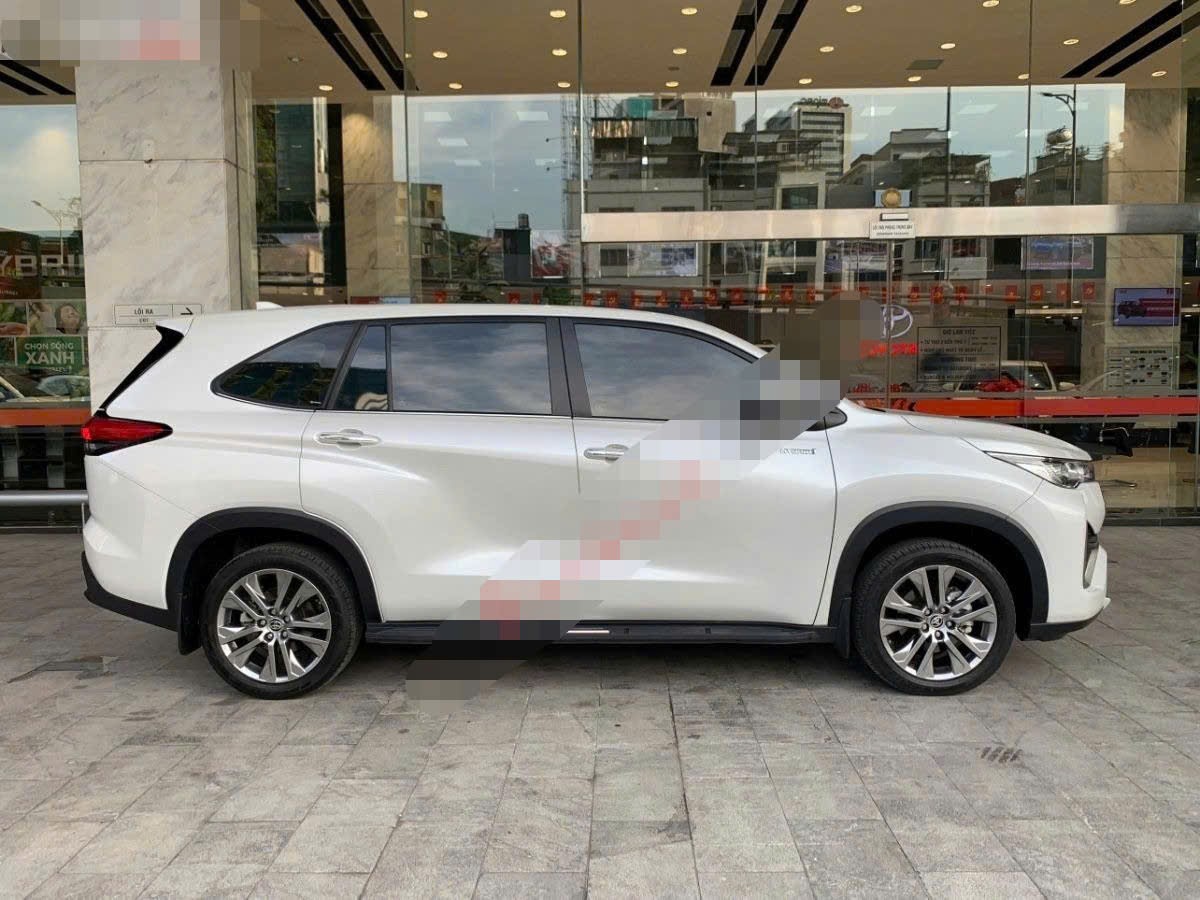 Ảnh thực tế một chiếc&nbsp;Toyota Innova Cross cũ được rao bán.