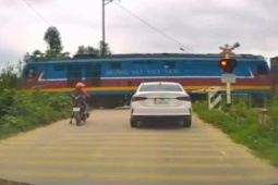 Hai nữ sinh liều lĩnh vượt gác chắn khi tàu lao tới, thoát nạn trong gang tấc