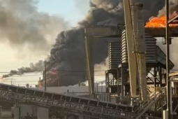 Nổ lớn tại 1 nhà máy lọc dầu ở Mỹ, khói đen bao trùm