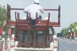 Công an TP Huế thông tin vụ "xe bán tải biển xanh chở người "đánh đu" phía sau thùng"