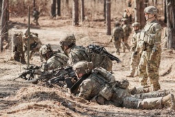 Mỹ 'cân nhắc' điều khoảng 3.000 lính dù đến Trung Đông