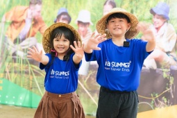 Giúp con theo kịp bạn, hay bắt kịp thế giới?