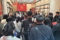 Xếp hàng mua vàng bạc vì 'sợ bỏ lỡ', người mua chưa kịp nhận vàng đã lỗ nặng