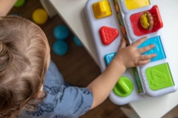 Những sai lầm khi dùng pin trong nhà có thể gây hại cho trẻ nhỏ