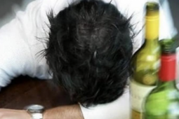 Người đàn ông trẻ nguy kịch sau khi uống một loại rượu ngoại