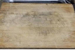 Thớt gỗ bẩn lâu ngày? Áp dụng ngay những mẹo này để sạch bong như mới