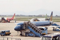 Giá vé máy bay "nóng" theo xăng dầu, nhiều gia đình tính lại kế hoạch nghỉ lễ 30-4