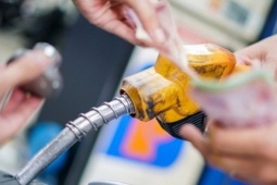 Khủng hoảng xăng dầu toàn cầu và cách các quốc gia ứng phó